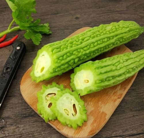 一堆人吃瓜的图片,众人共享欢乐时光